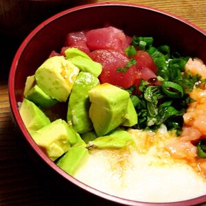 簡単美味しい！まぐろとアボカドの漬け丼